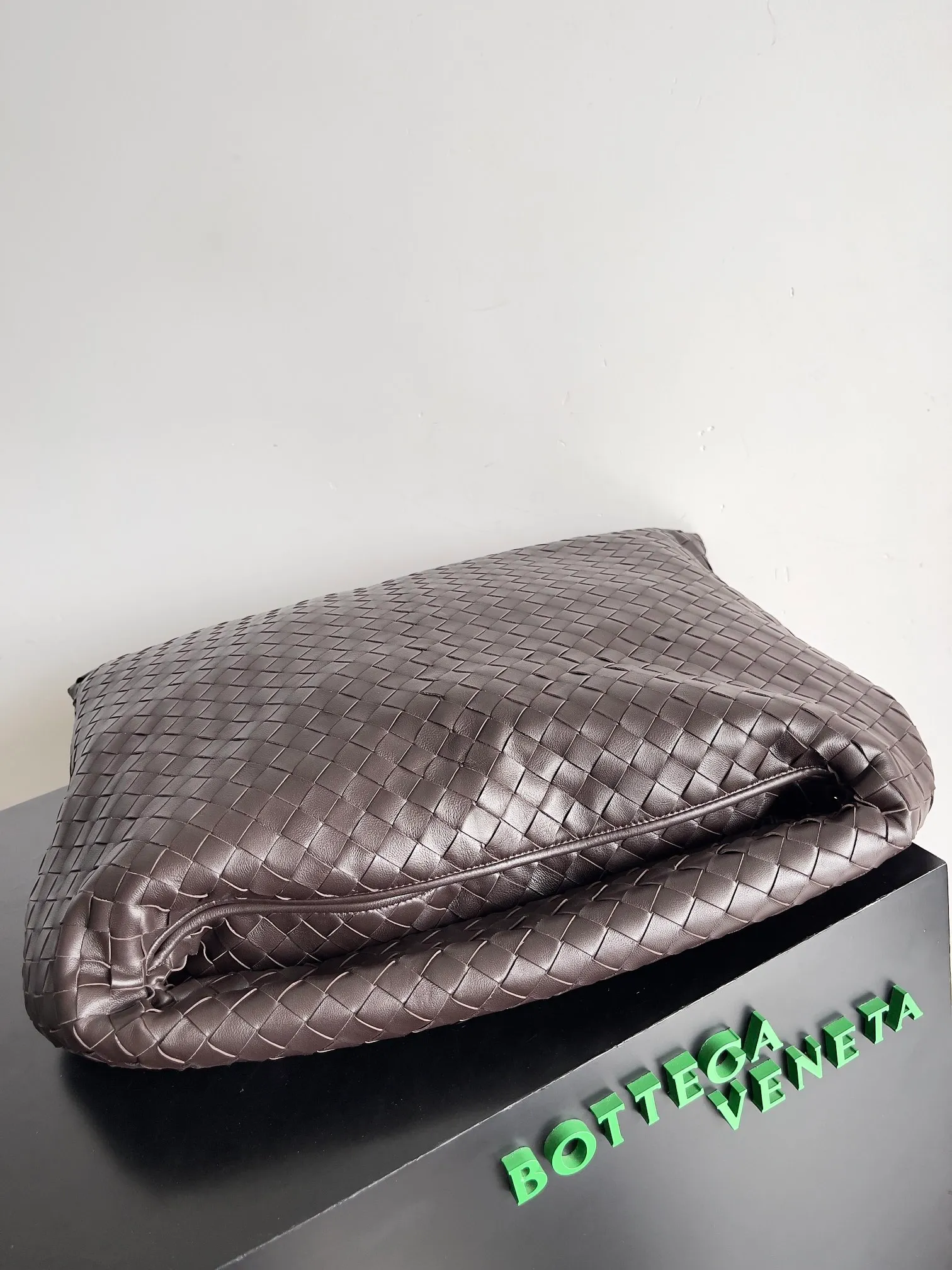 Batch 2160 Recently, I seem to be obsessed with this bag from BV~ The new Hop is really not too beautiful. The whole bag has no seams. The bag body and handles are made of one piece of leather. It embodies the style and essence of Bottega Veneta. It truly represents craftsmanship and creativity. The large size has a very loose and lazy upper body. Big bag lovers will definitely not regret buying it. Style number: 763970 Size: 53*24*13